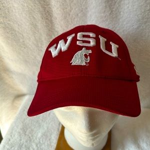 WSU:  WASHINGTON STATE COUGARS Fitted hat: size L/XL